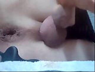 branle La lopette se branle la chatte devant la tv lopette